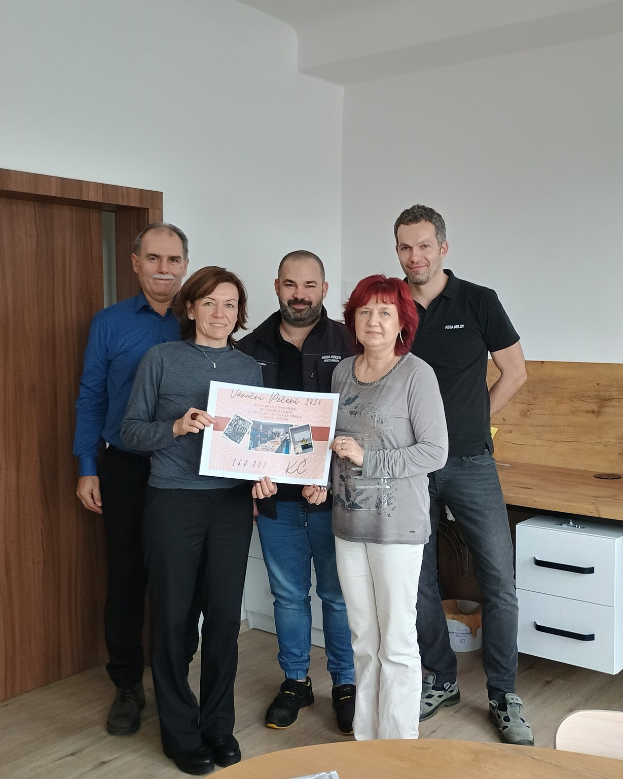 ASSA ABLOY předala Centru Orion šek z benefičního Vánočního pečení