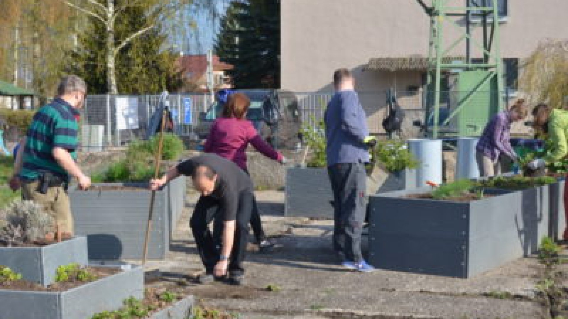 Zaměstnanci ASSA ABLOY Rychnov pomohli zahradě v Centru Orion přivítat jaro