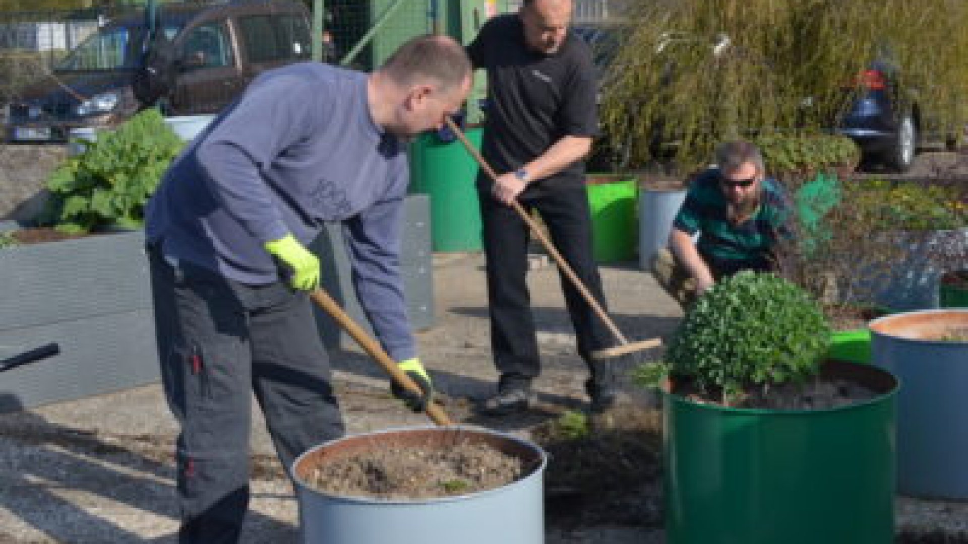 Zaměstnanci ASSA ABLOY Rychnov pomohli zahradě v Centru Orion přivítat jaro