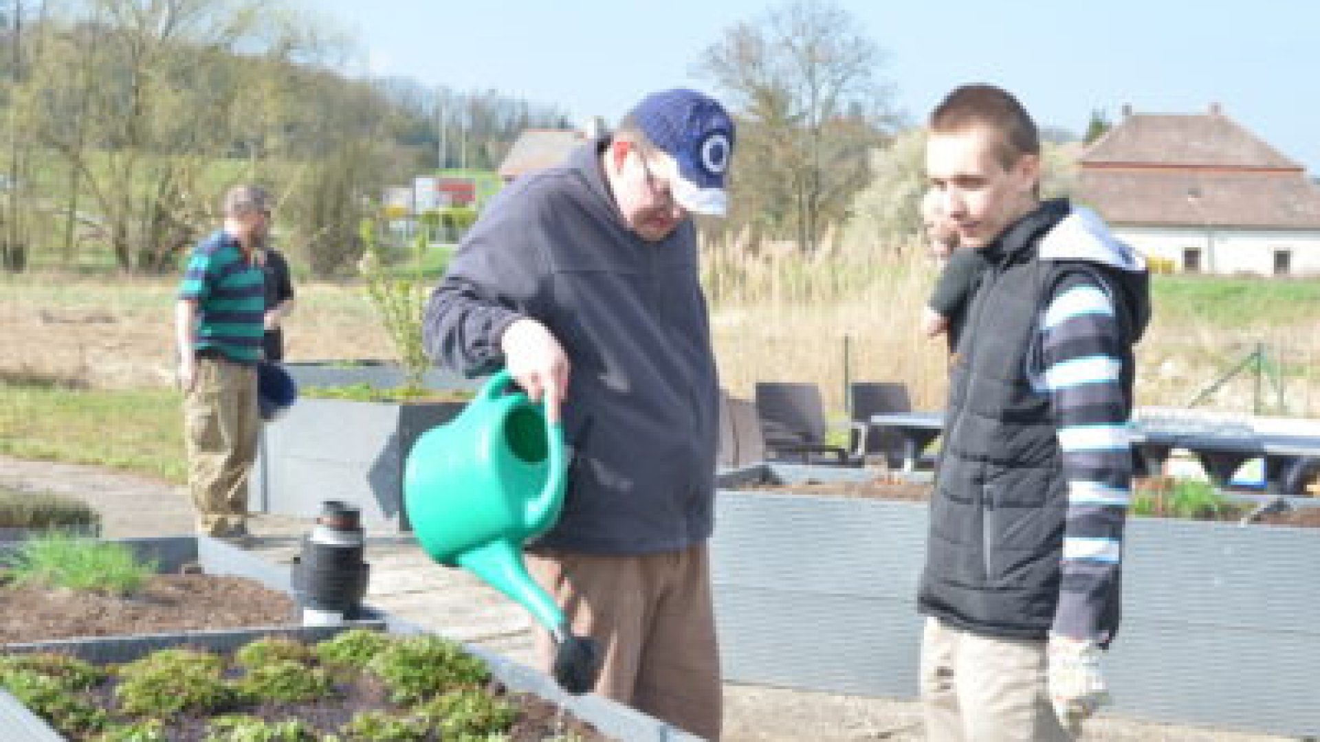 Zaměstnanci ASSA ABLOY Rychnov pomohli zahradě v Centru Orion přivítat jaro