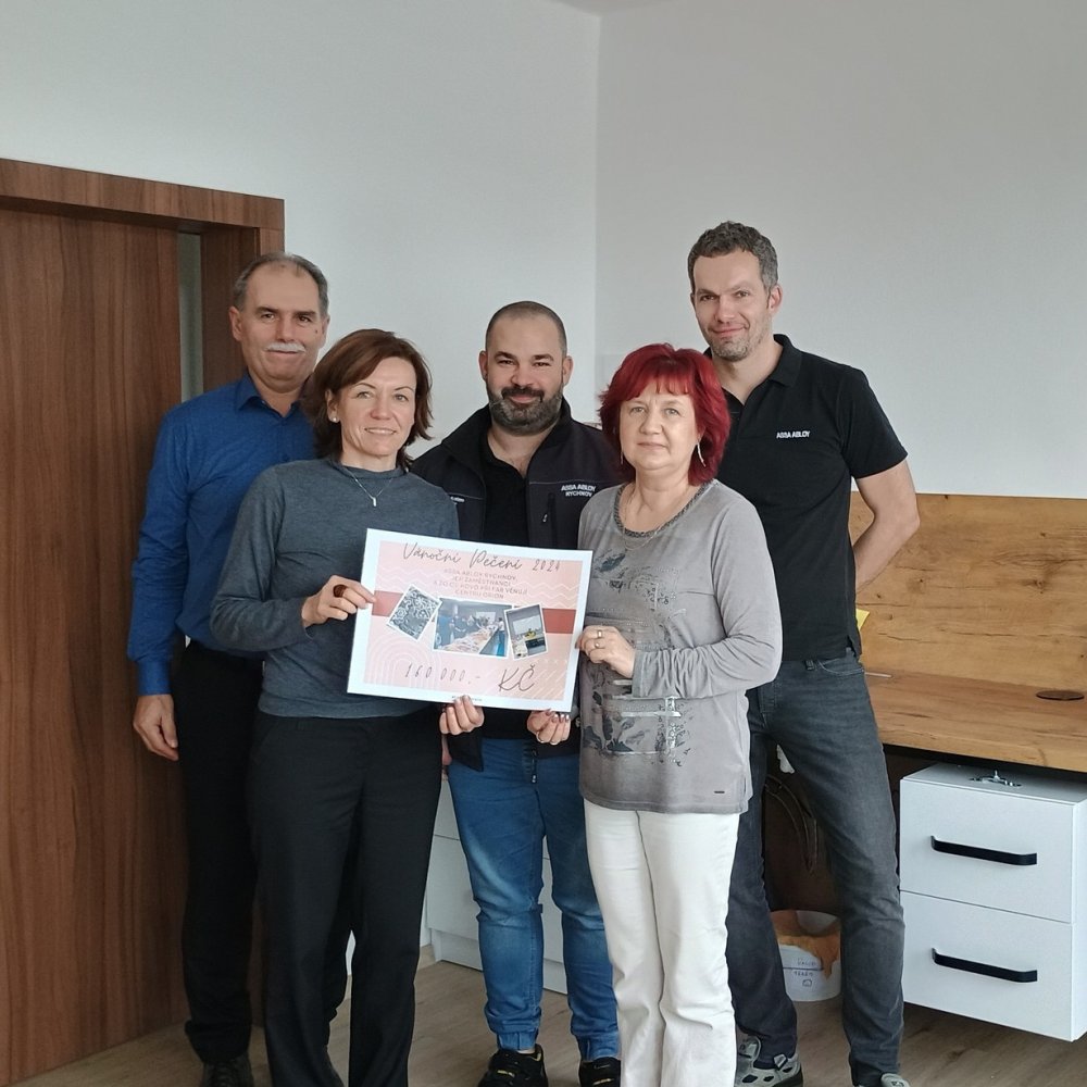 ASSA ABLOY předala Centru Orion šek z benefičního Vánočního pečení