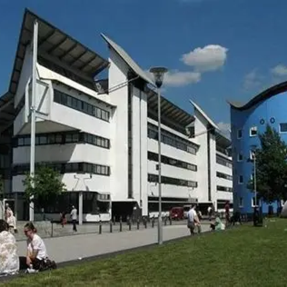 Aperio E100 zvyšuje úroveň bezpečnosti na kolejích University of East London