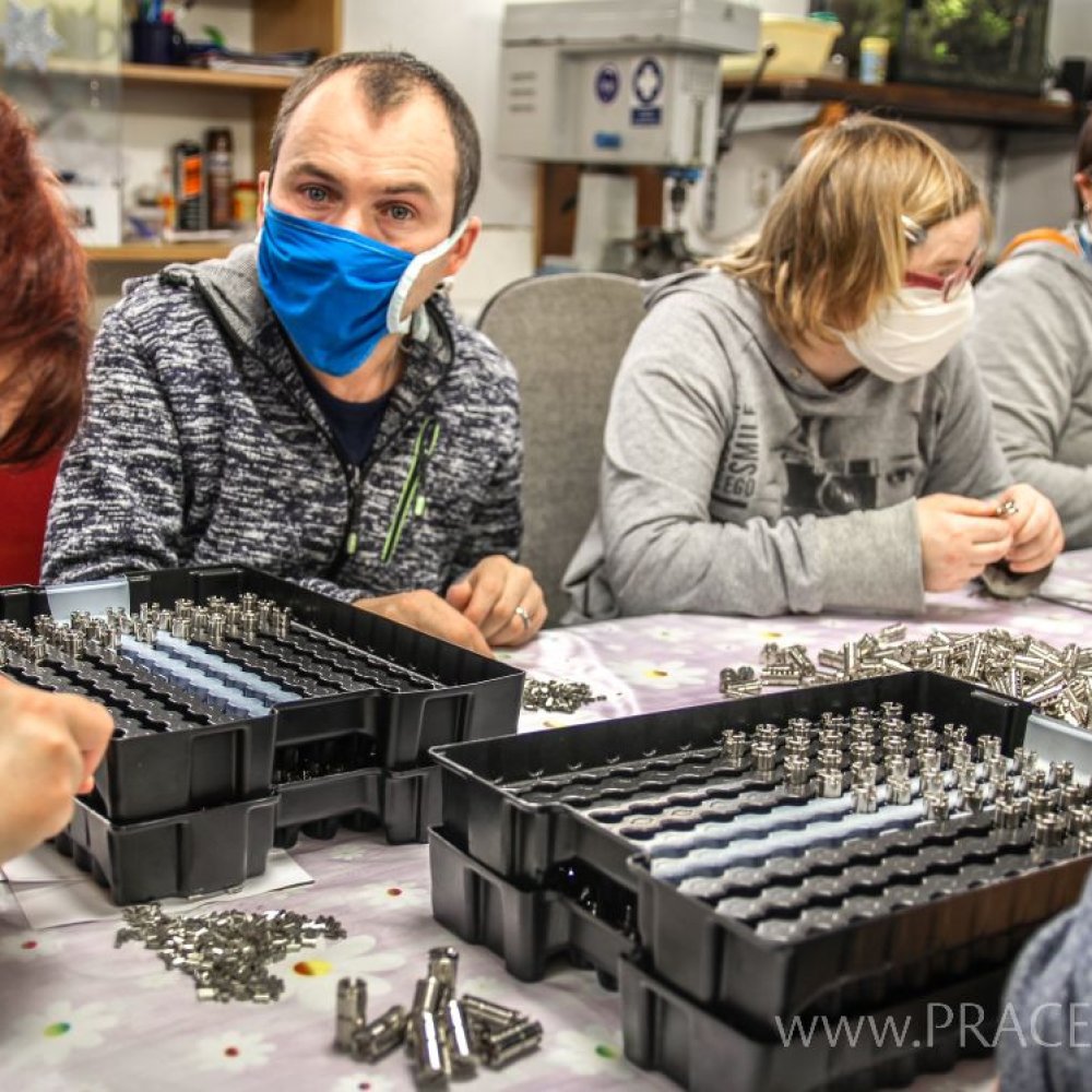 ASSA ABLOY Rychnov slaví pět let úspěšné spolupráce s chráněným pracovištěm Naděje v Neratově