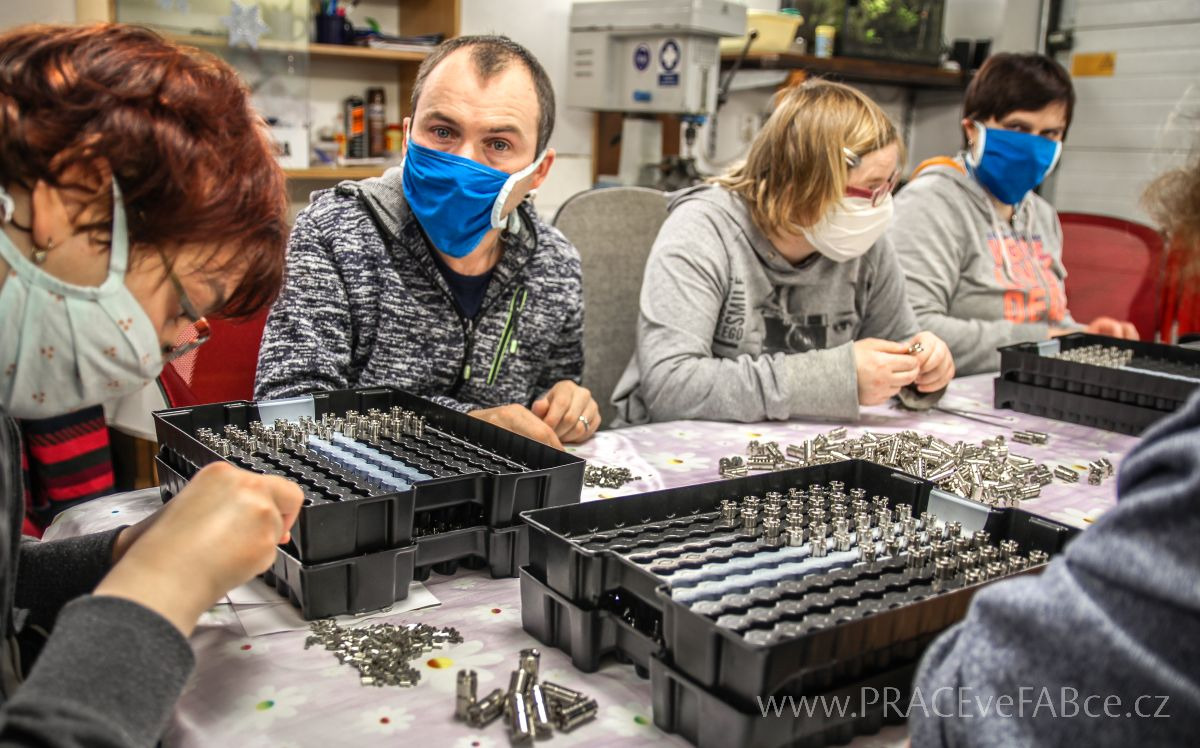 ASSA ABLOY Rychnov slaví pět let úspěšné spolupráce s chráněným pracovištěm Naděje v Neratově